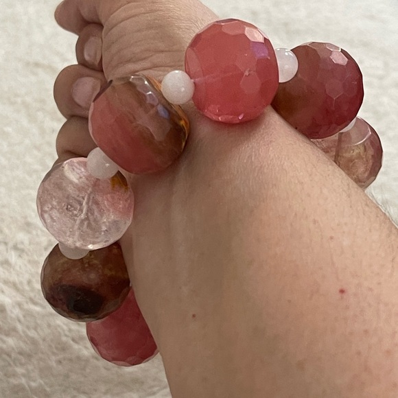 Faceted pink stone & rose quartz stretchy bangle bracelet - Picture 5 of 6